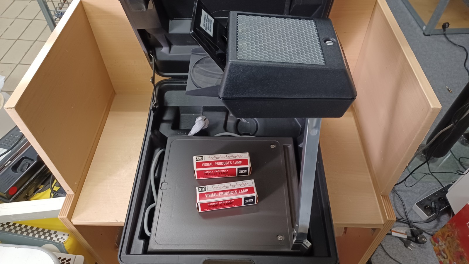 3M Five O Eighty‑Eight 5088 Portable Overhead Projector w/ Case Vintage 1 3M Five O Eighty‑Eight 5088 Portable Overhead Projector w/ Case Vintage