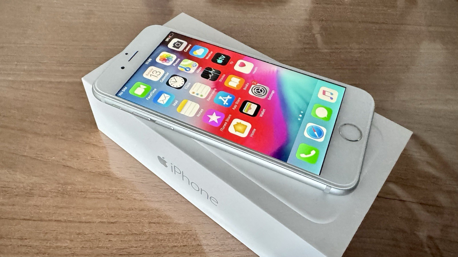 Apple IPHONE 6 - 16GB - Silver White AS NEW! Mint A1549 Collectors Item! 1 Apple IPHONE 6 - 16GB - Silver White AS NEW! Mint A1549 Collectors Item!