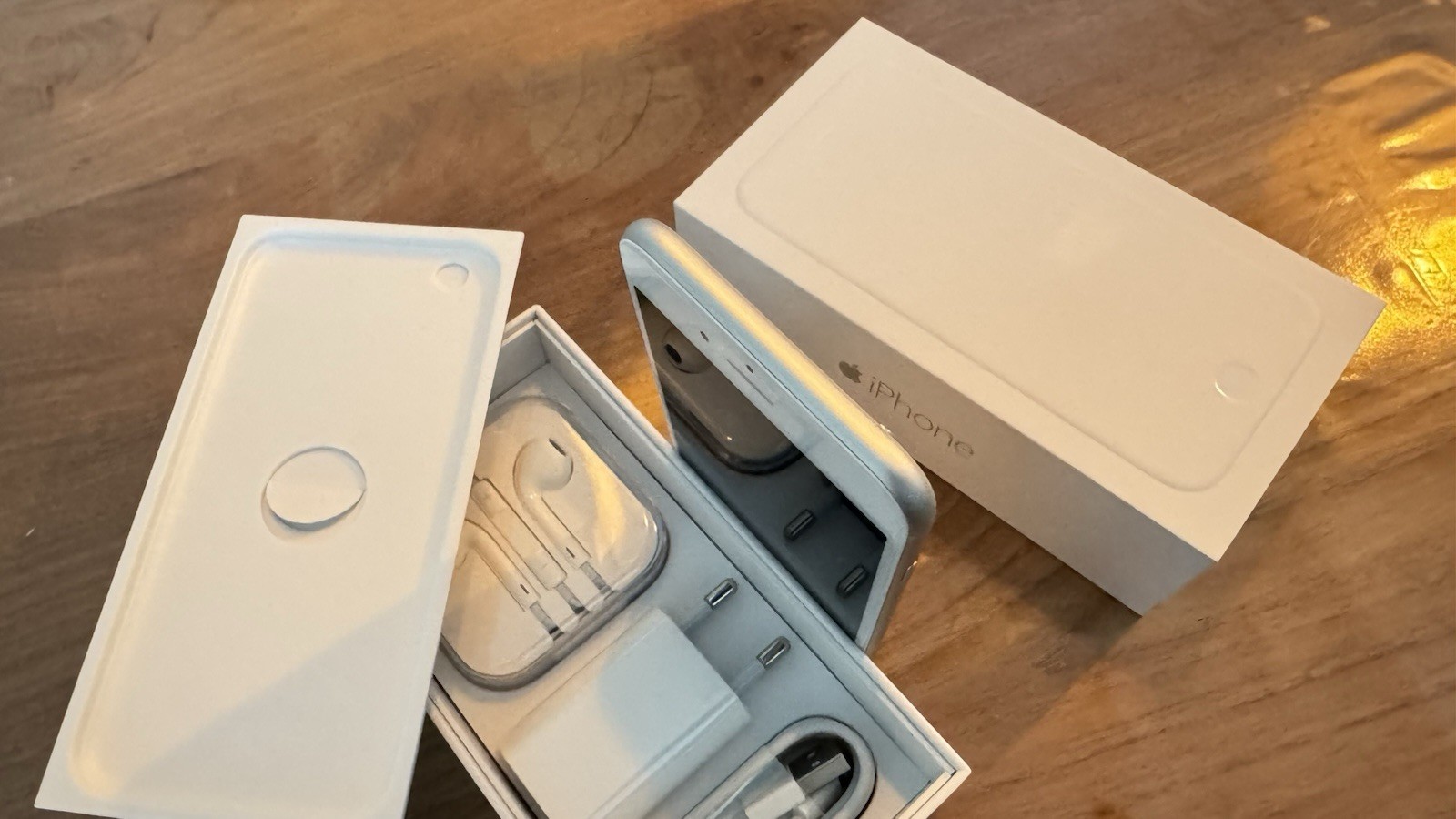 Apple IPHONE 6 - 16GB - Silver White AS NEW! Mint A1549 Collectors Item! 10 Apple IPHONE 6 - 16GB - Silver White AS NEW! Mint A1549 Collectors Item!