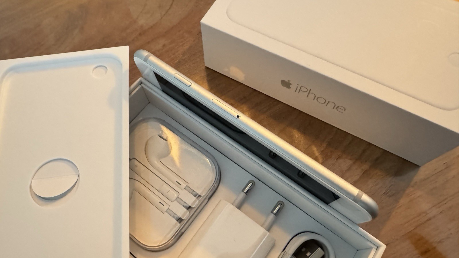 Apple IPHONE 6 - 16GB - Silver White AS NEW! Mint A1549 Collectors Item! 11 Apple IPHONE 6 - 16GB - Silver White AS NEW! Mint A1549 Collectors Item!