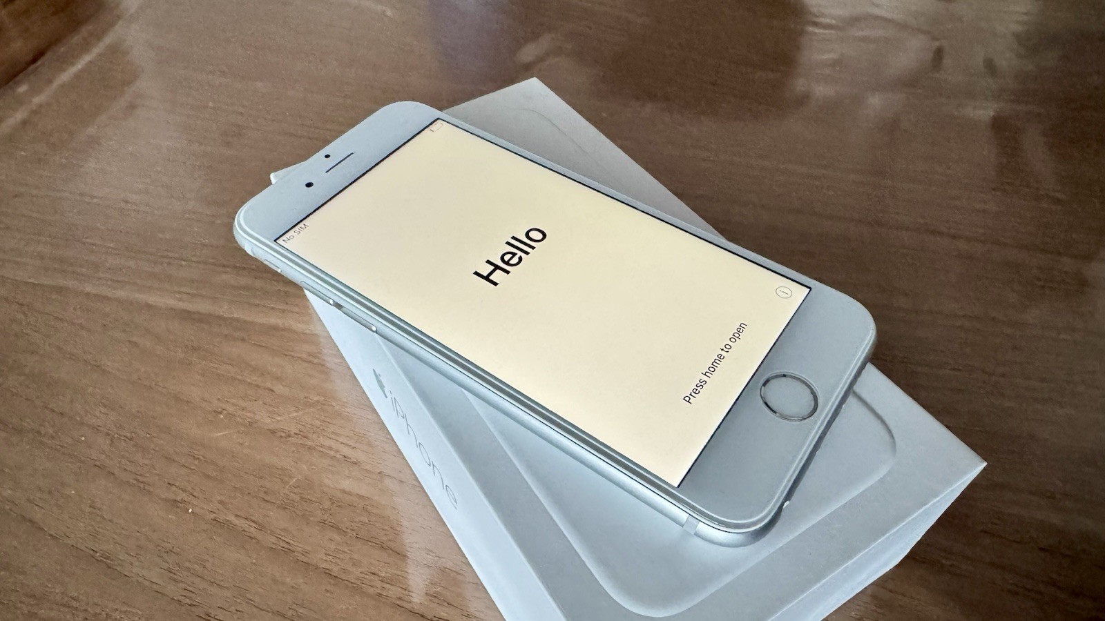 Apple IPHONE 6 - 16GB - Silver White AS NEW! Mint A1549 Collectors Item! 2 Apple IPHONE 6 - 16GB - Silver White AS NEW! Mint A1549 Collectors Item!