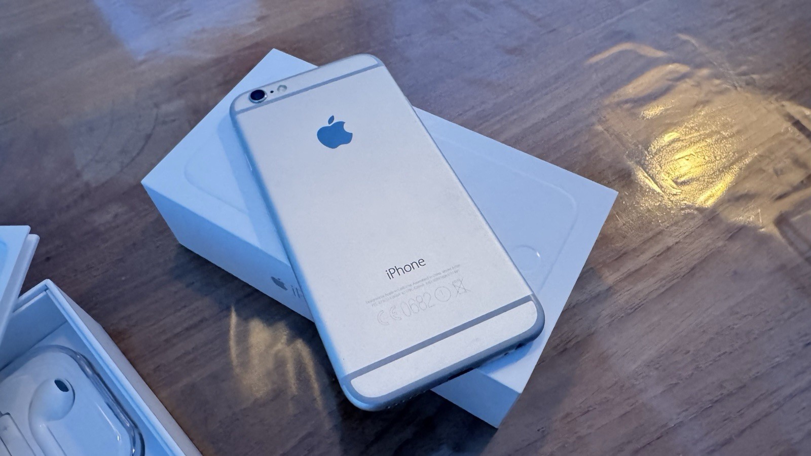 Apple IPHONE 6 - 16GB - Silver White AS NEW! Mint A1549 Collectors Item! 3 Apple IPHONE 6 - 16GB - Silver White AS NEW! Mint A1549 Collectors Item!