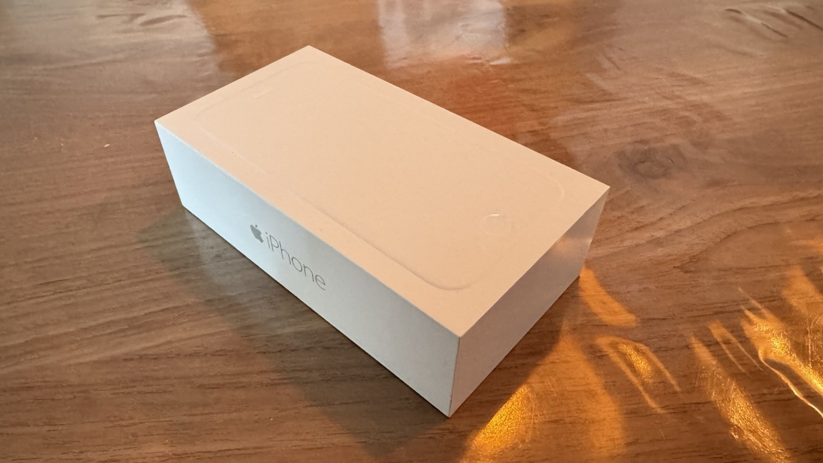 Apple IPHONE 6 - 16GB - Silver White AS NEW! Mint A1549 Collectors Item! 4 Apple IPHONE 6 - 16GB - Silver White AS NEW! Mint A1549 Collectors Item!