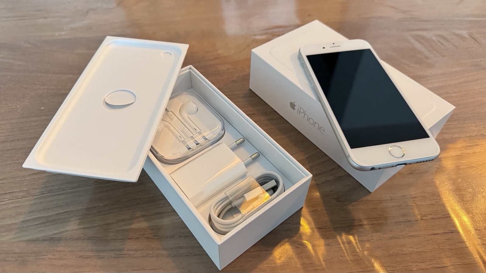 Apple IPHONE 6 - 16GB - Silver White AS NEW! Mint A1549 Collectors Item! 6 Apple IPHONE 6 - 16GB - Silver White AS NEW! Mint A1549 Collectors Item!