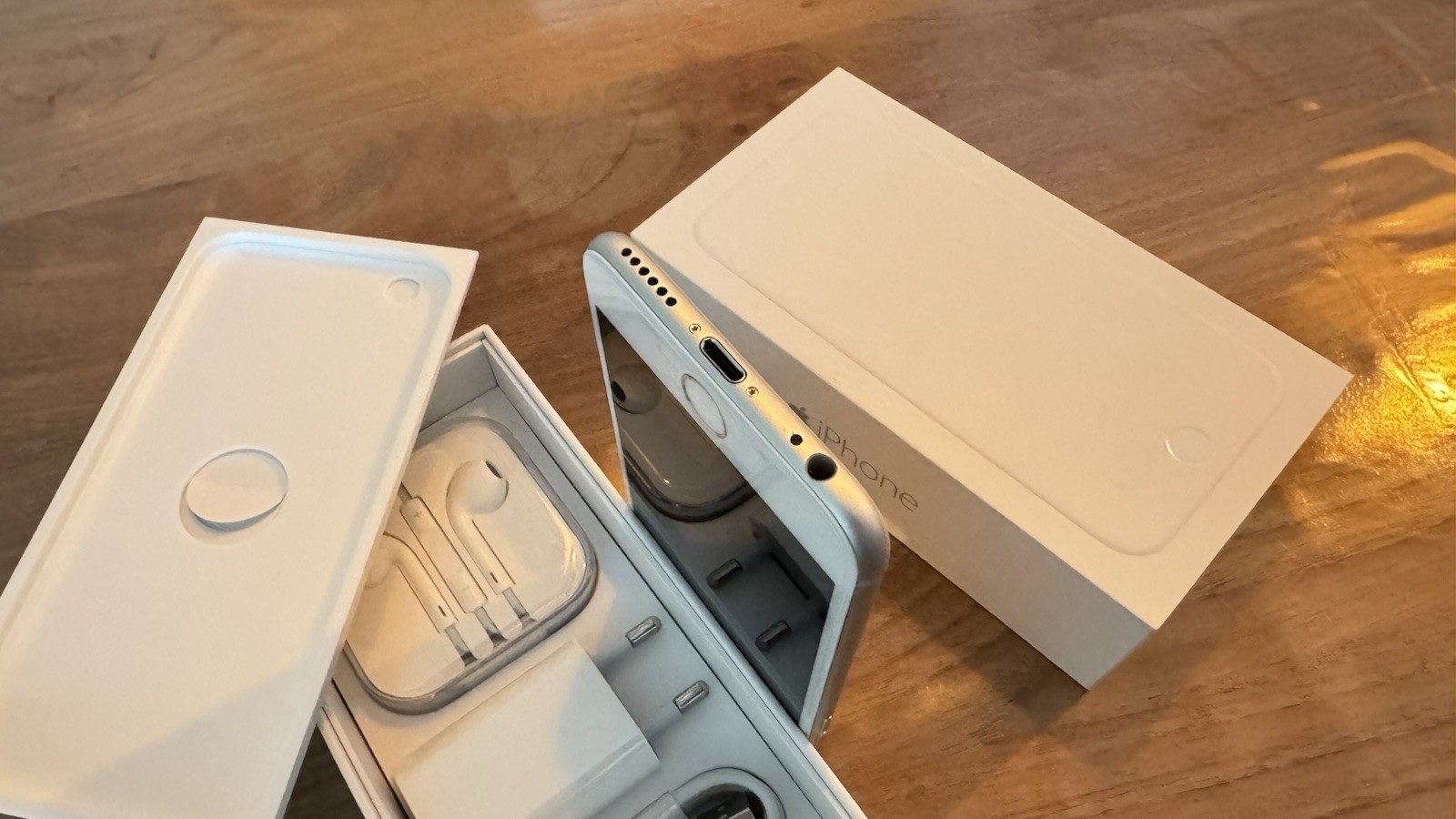 Apple IPHONE 6 - 16GB - Silver White AS NEW! Mint A1549 Collectors Item! 7 Apple IPHONE 6 - 16GB - Silver White AS NEW! Mint A1549 Collectors Item!
