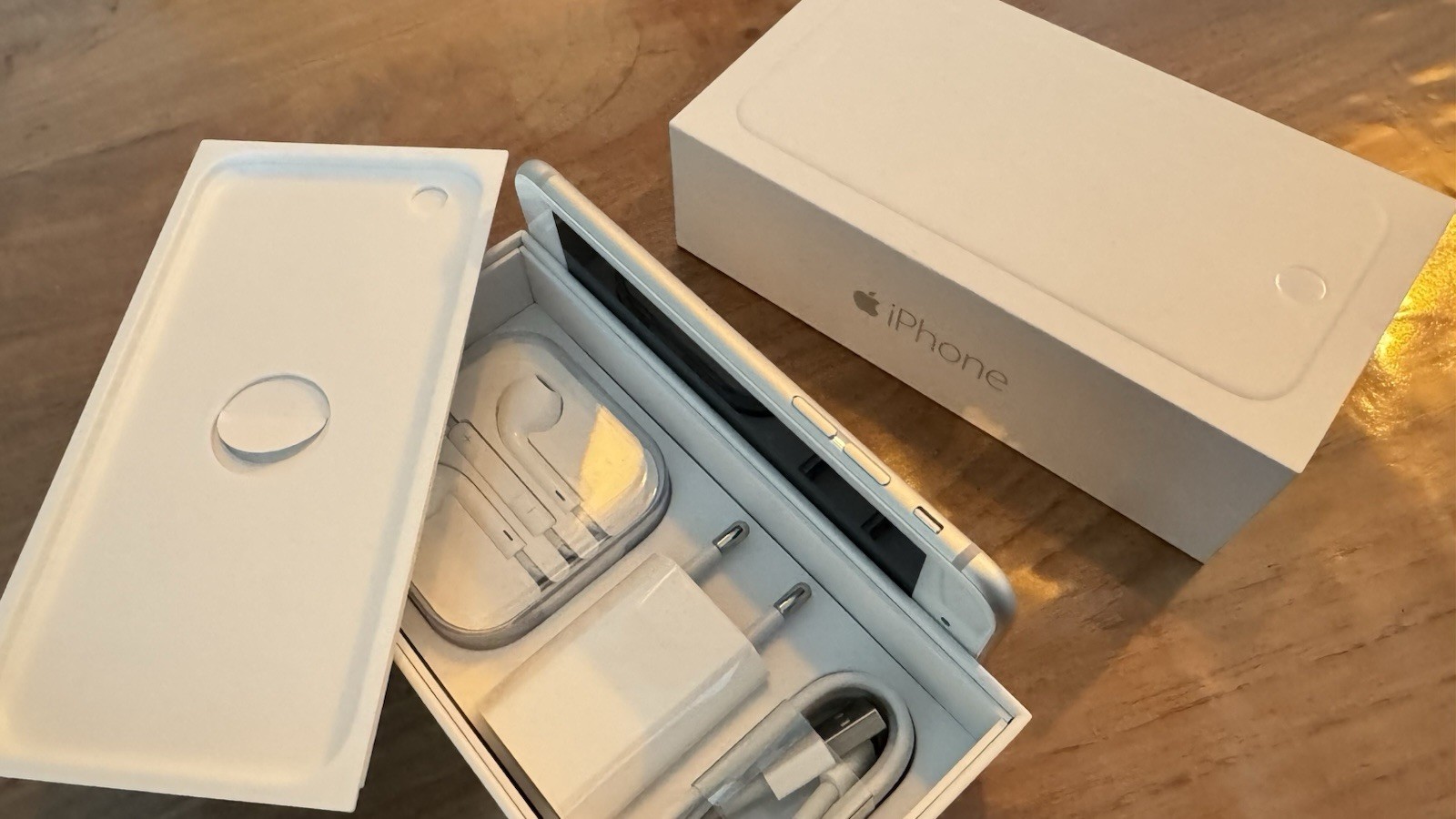 Apple IPHONE 6 - 16GB - Silver White AS NEW! Mint A1549 Collectors Item! 8 Apple IPHONE 6 - 16GB - Silver White AS NEW! Mint A1549 Collectors Item!