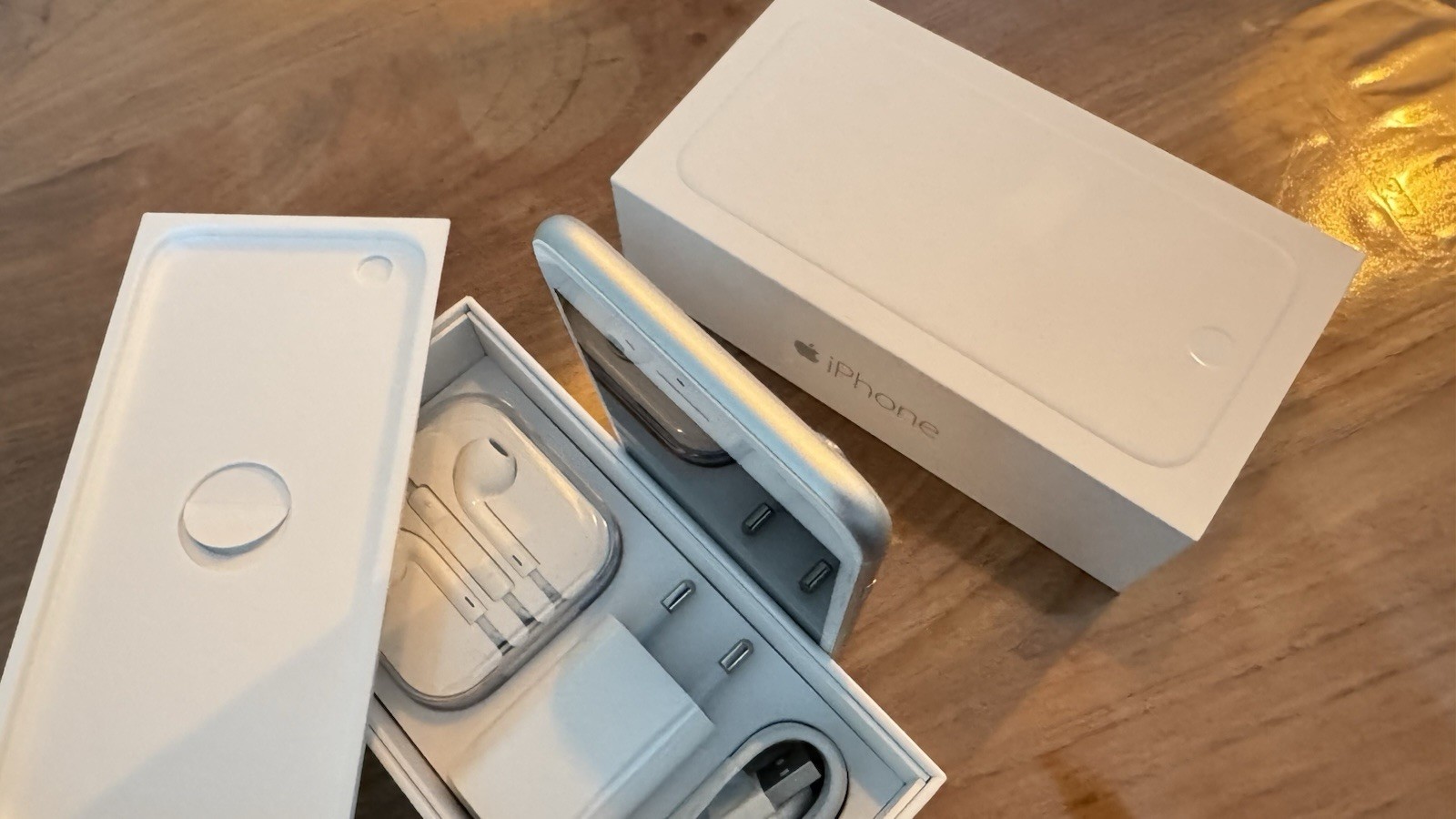Apple IPHONE 6 - 16GB - Silver White AS NEW! Mint A1549 Collectors Item! 9 Apple IPHONE 6 - 16GB - Silver White AS NEW! Mint A1549 Collectors Item!