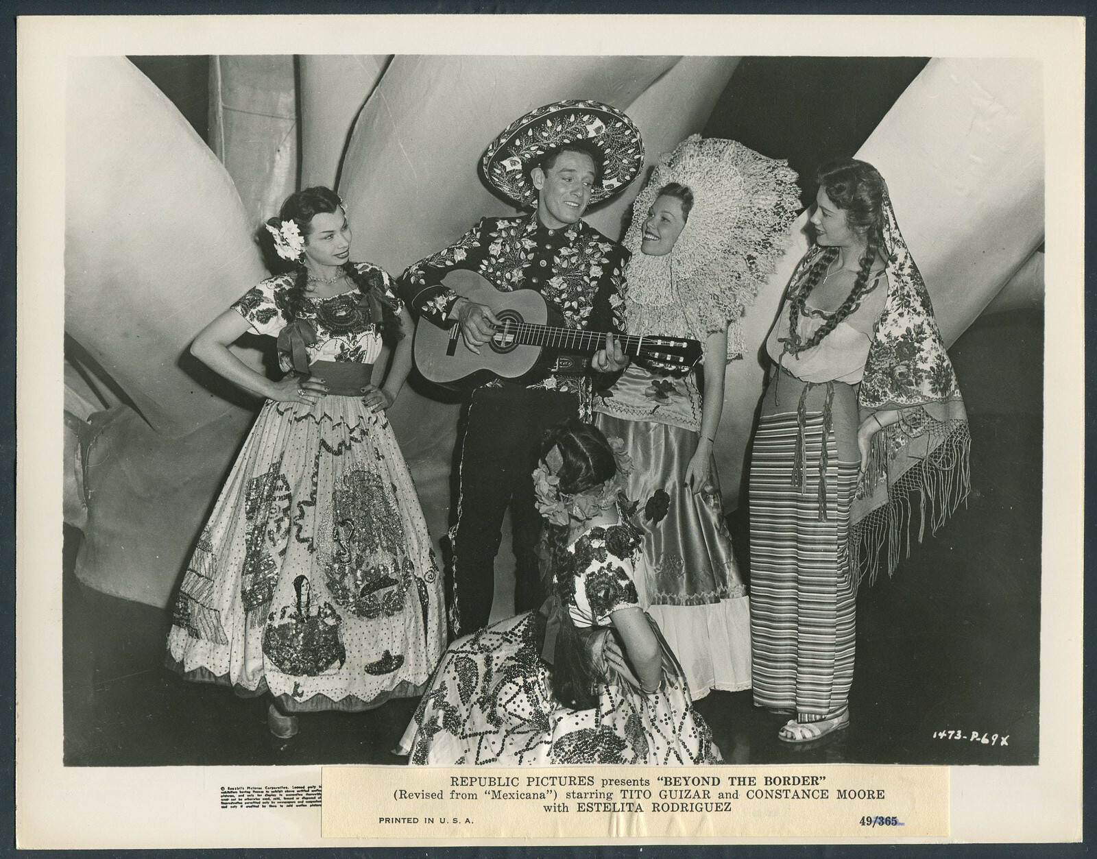 Beyond The Border ’45 TITO GUIZAR PLAYING GUITAR MEXICAN BEAUTIES 1 Beyond The Border ’45 TITO GUIZAR PLAYING GUITAR MEXICAN BEAUTIES