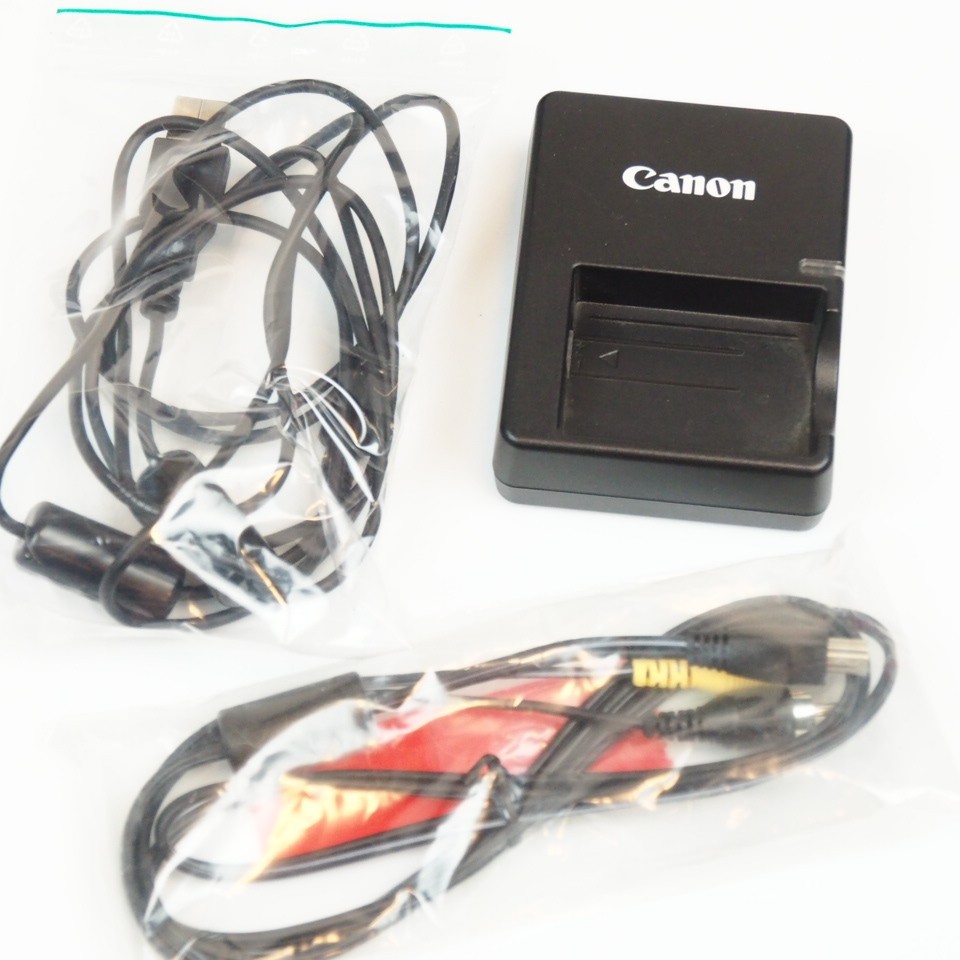 Canon EOS 500D KIT DSLR + Canon EF-S 18-200mm IS 1:3.5-6.3 | 11.060 clicks 9 Canon EOS 500D KIT DSLR + Canon EF-S 18-200mm IS 1:3.5-6.3 | 11.060 clicks
