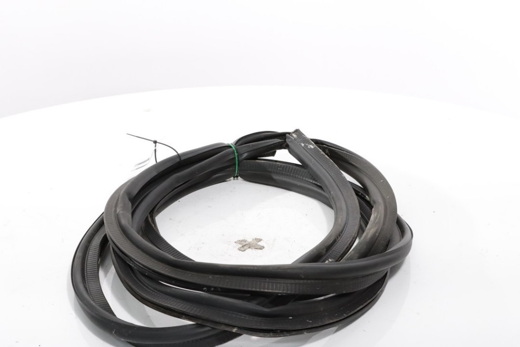 COFFRE COUVERCLE RUBBER SEAL Toyota ProAce 2018 SU001A6030 4 COFFRE COUVERCLE RUBBER SEAL Toyota ProAce 2018 SU001A6030