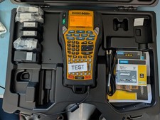 DYMO Rhino 6000+ Industrie-Beschriftungsgerät inkl. Koffer, Netzteil und Bänder