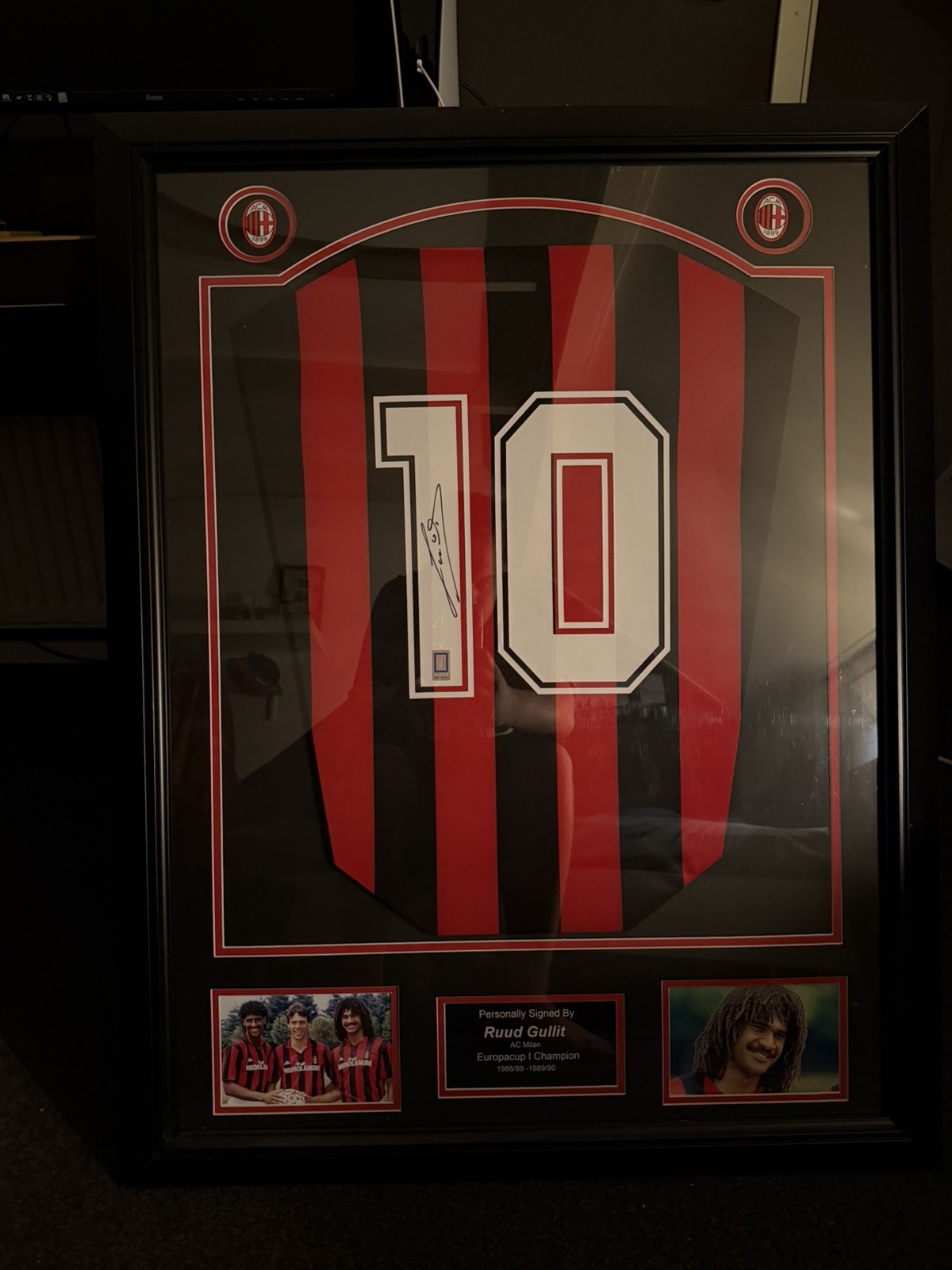 Framed and signed shirt Gullit #10 AC Milan with CAO 1 Framed and signed shirt Gullit #10 AC Milan with CAO