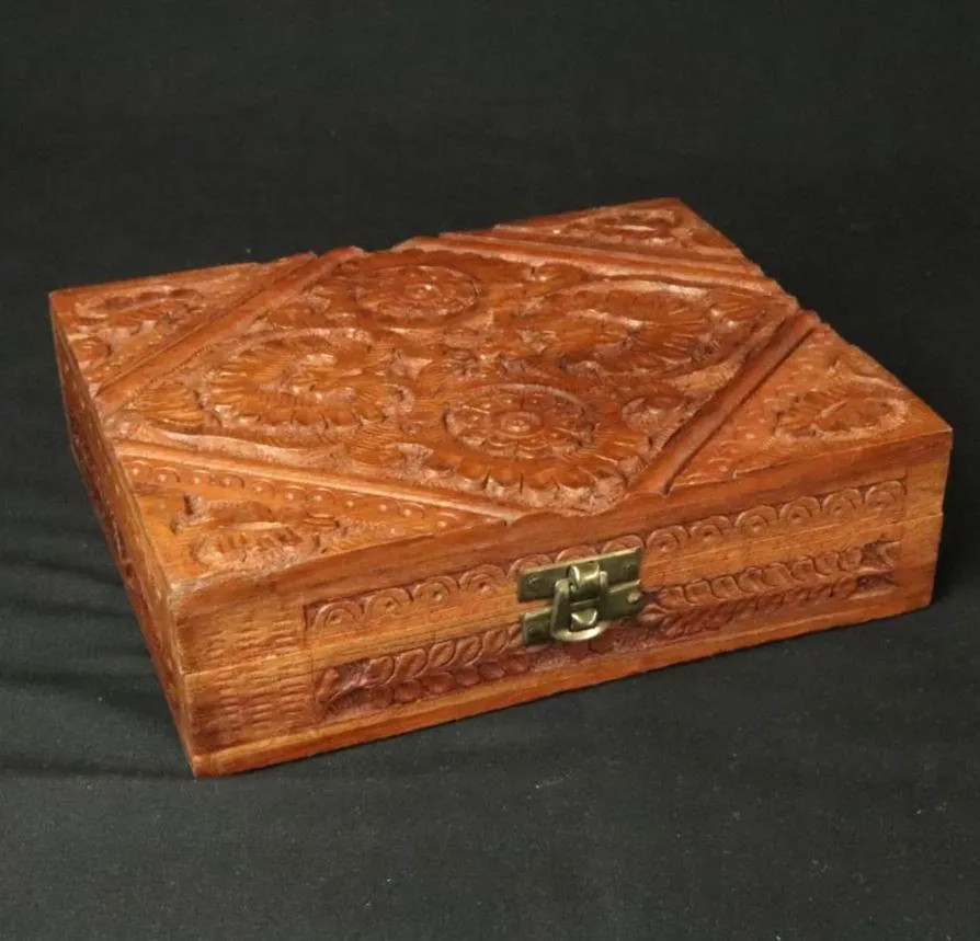 Handgesneden Vintage Houten Sieraden- of sigarendoos met Bloemmotief 1 Handgesneden Vintage Houten Sieraden- of sigarendoos met Bloemmotief