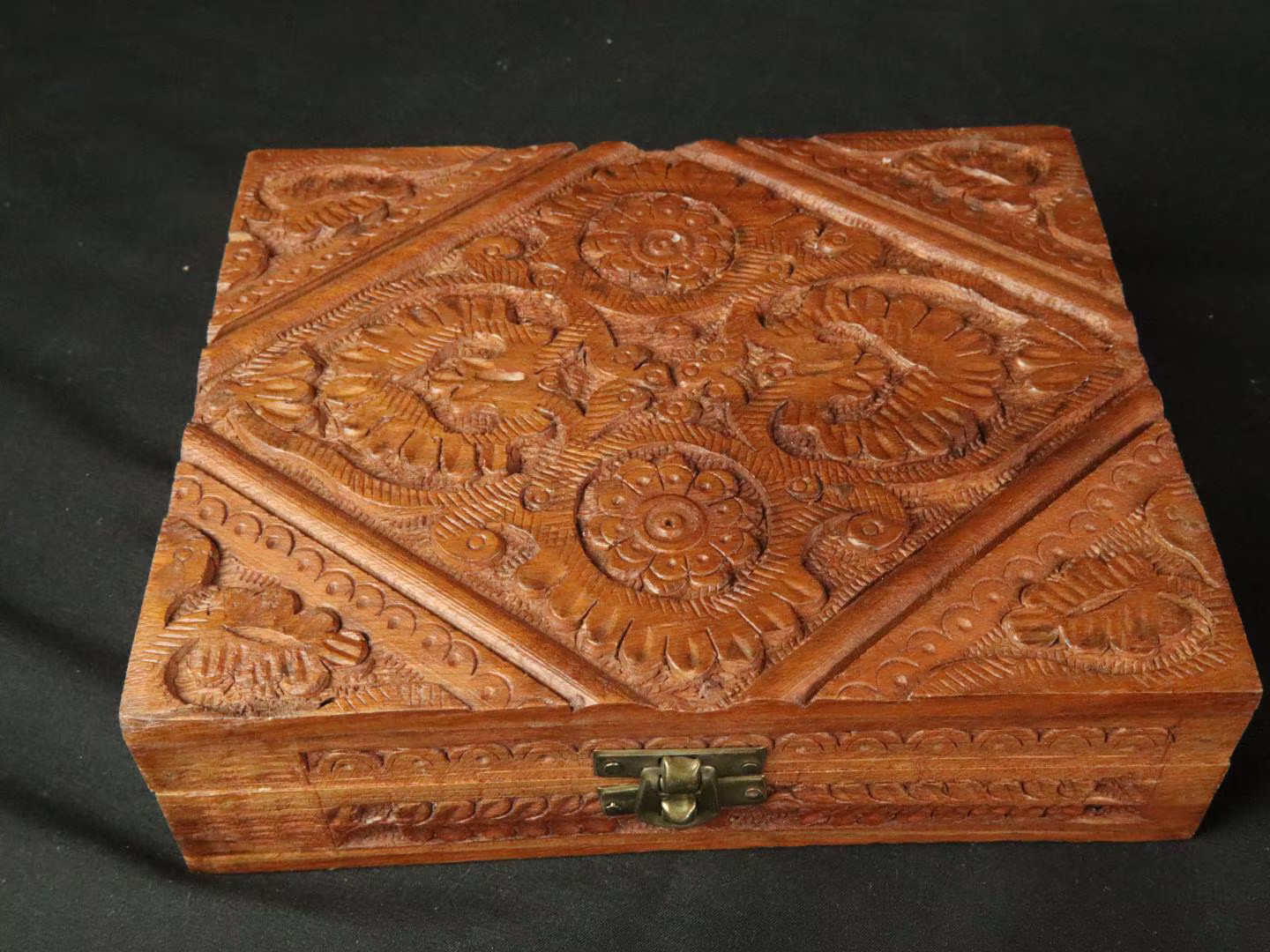 Handgesneden Vintage Houten Sieraden- of sigarendoos met Bloemmotief 2 Handgesneden Vintage Houten Sieraden- of sigarendoos met Bloemmotief