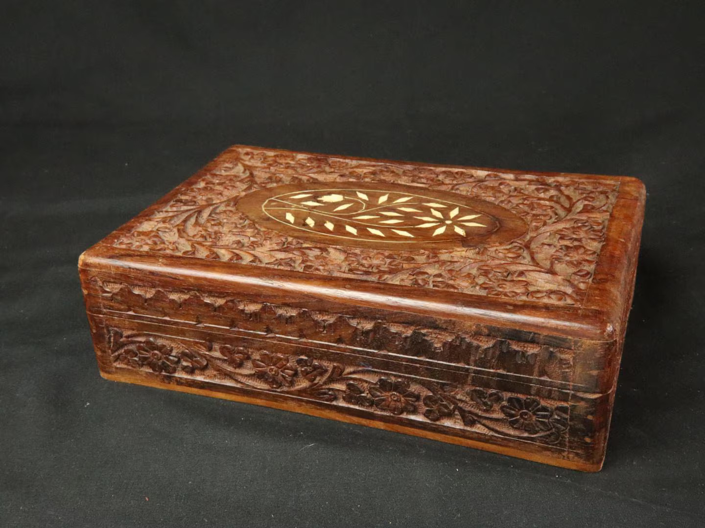 Handgesneden Vintage Houten Sieraden- of sigarendoos met Bloemmotief en inleg 1 Handgesneden Vintage Houten Sieraden- of sigarendoos met Bloemmotief en inleg