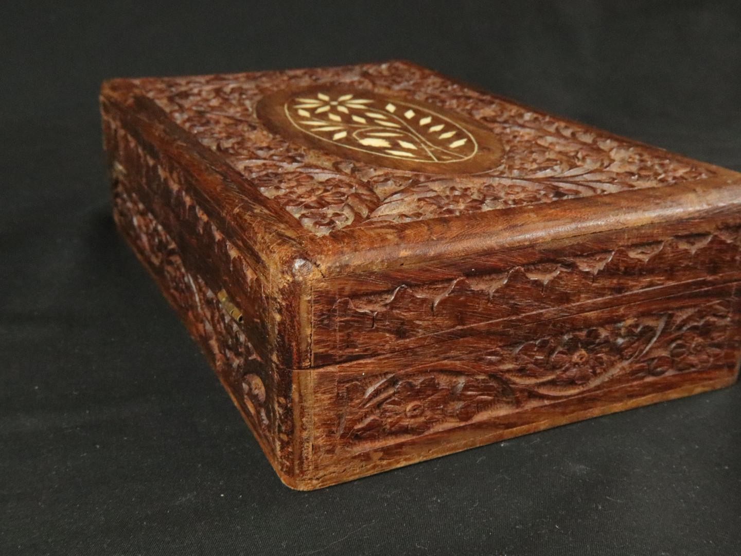 Handgesneden Vintage Houten Sieraden- of sigarendoos met Bloemmotief en inleg 4 Handgesneden Vintage Houten Sieraden- of sigarendoos met Bloemmotief en inleg