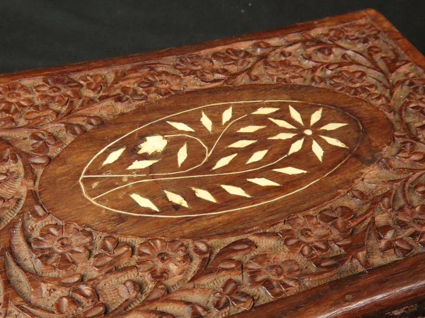 Handgesneden Vintage Houten Sieraden- of sigarendoos met Bloemmotief en inleg 7 Handgesneden Vintage Houten Sieraden- of sigarendoos met Bloemmotief en inleg