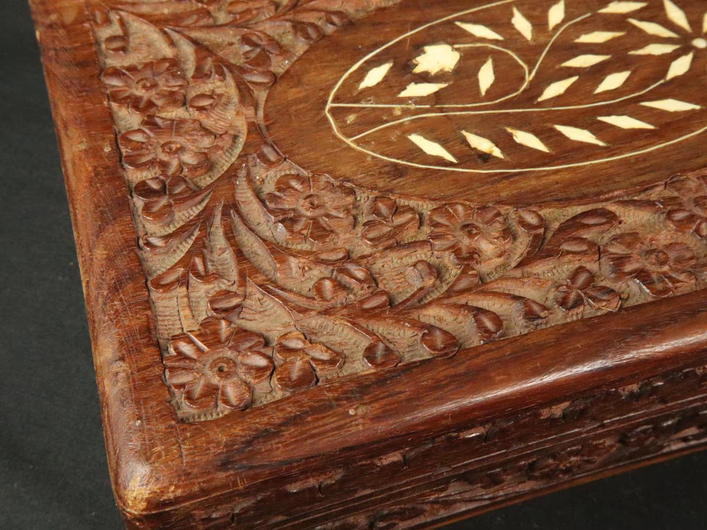 Handgesneden Vintage Houten Sieraden- of sigarendoos met Bloemmotief en inleg 8 Handgesneden Vintage Houten Sieraden- of sigarendoos met Bloemmotief en inleg