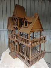 Mooie Antike vogelkooi voor decoratie van hout en metalen tralies.