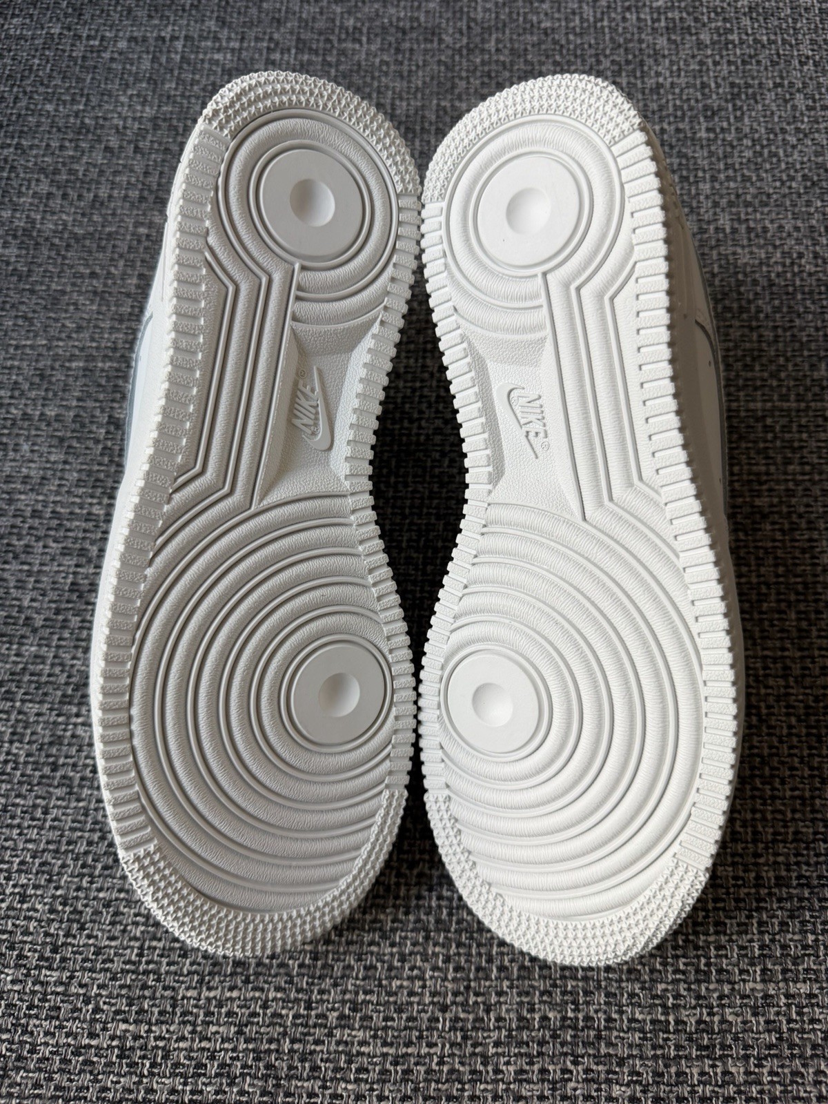 Nike Air Force 1 ‘07 LO size 40, US 8.5 (W) 6 Nike Air Force 1 ‘07 LO size 40, US 8.5 (W)