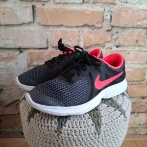 Nike revolution 4 hardloopschoenen, zwart met roze accenten . Zeer nette staat.