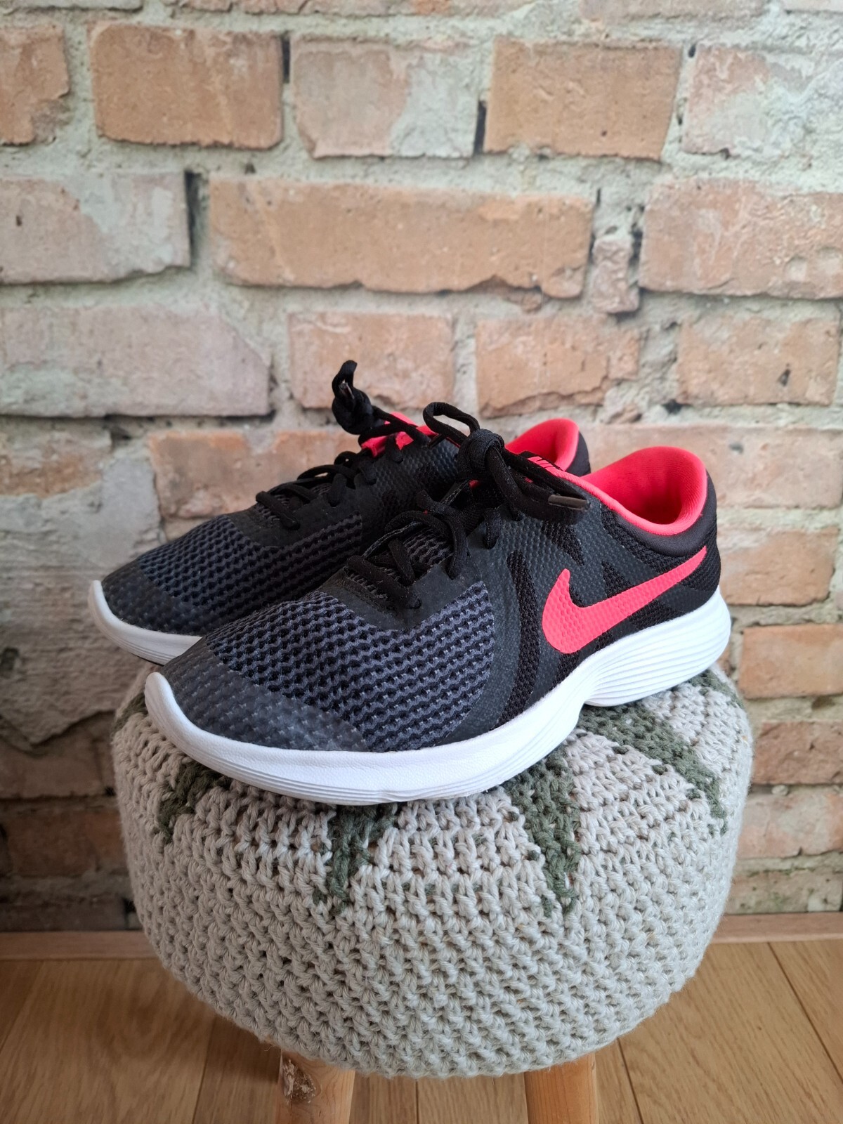 Nike revolution 4 hardloopschoenen, zwart met roze accenten . Zeer nette staat. 1 Nike revolution 4 hardloopschoenen, zwart met roze accenten . Zeer nette staat.