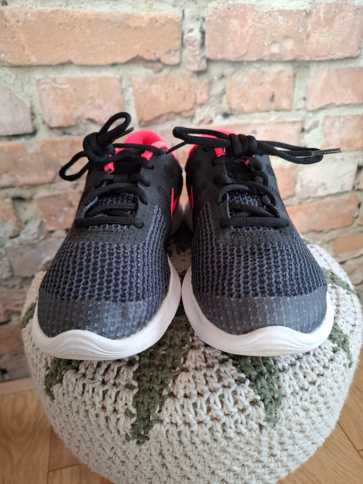 Nike revolution 4 hardloopschoenen, zwart met roze accenten . Zeer nette staat. 2 Nike revolution 4 hardloopschoenen, zwart met roze accenten . Zeer nette staat.