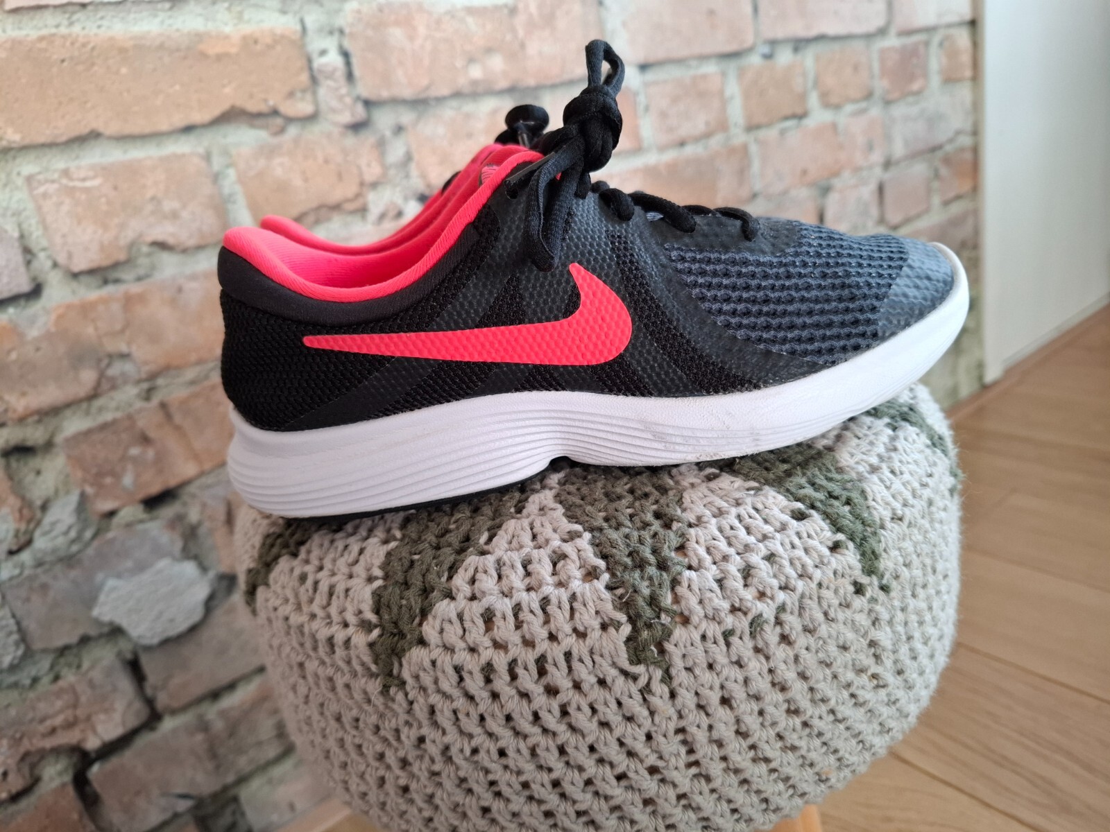 Nike revolution 4 hardloopschoenen, zwart met roze accenten . Zeer nette staat. 3 Nike revolution 4 hardloopschoenen, zwart met roze accenten . Zeer nette staat.