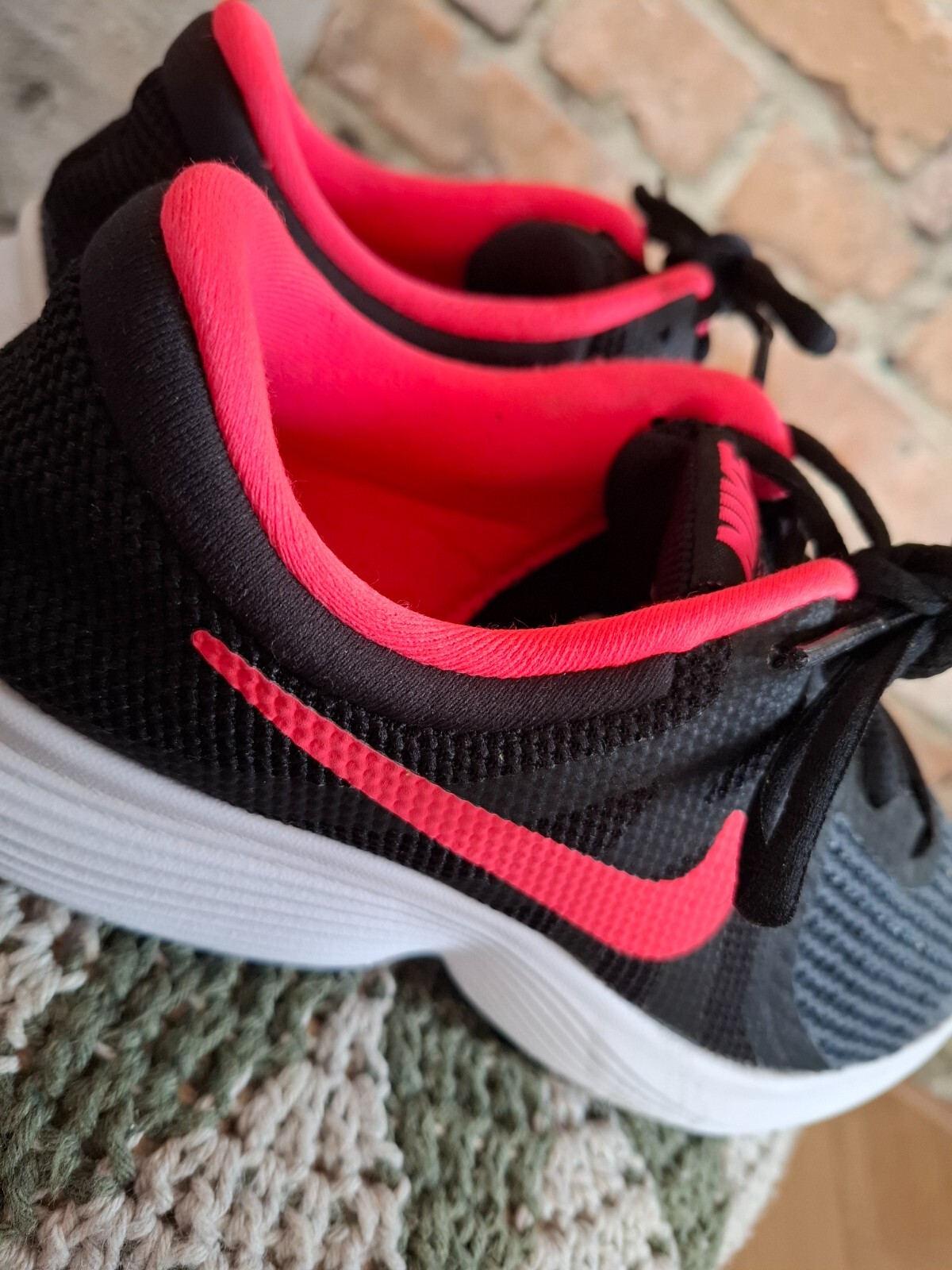 Nike revolution 4 hardloopschoenen, zwart met roze accenten . Zeer nette staat. 4 Nike revolution 4 hardloopschoenen, zwart met roze accenten . Zeer nette staat.