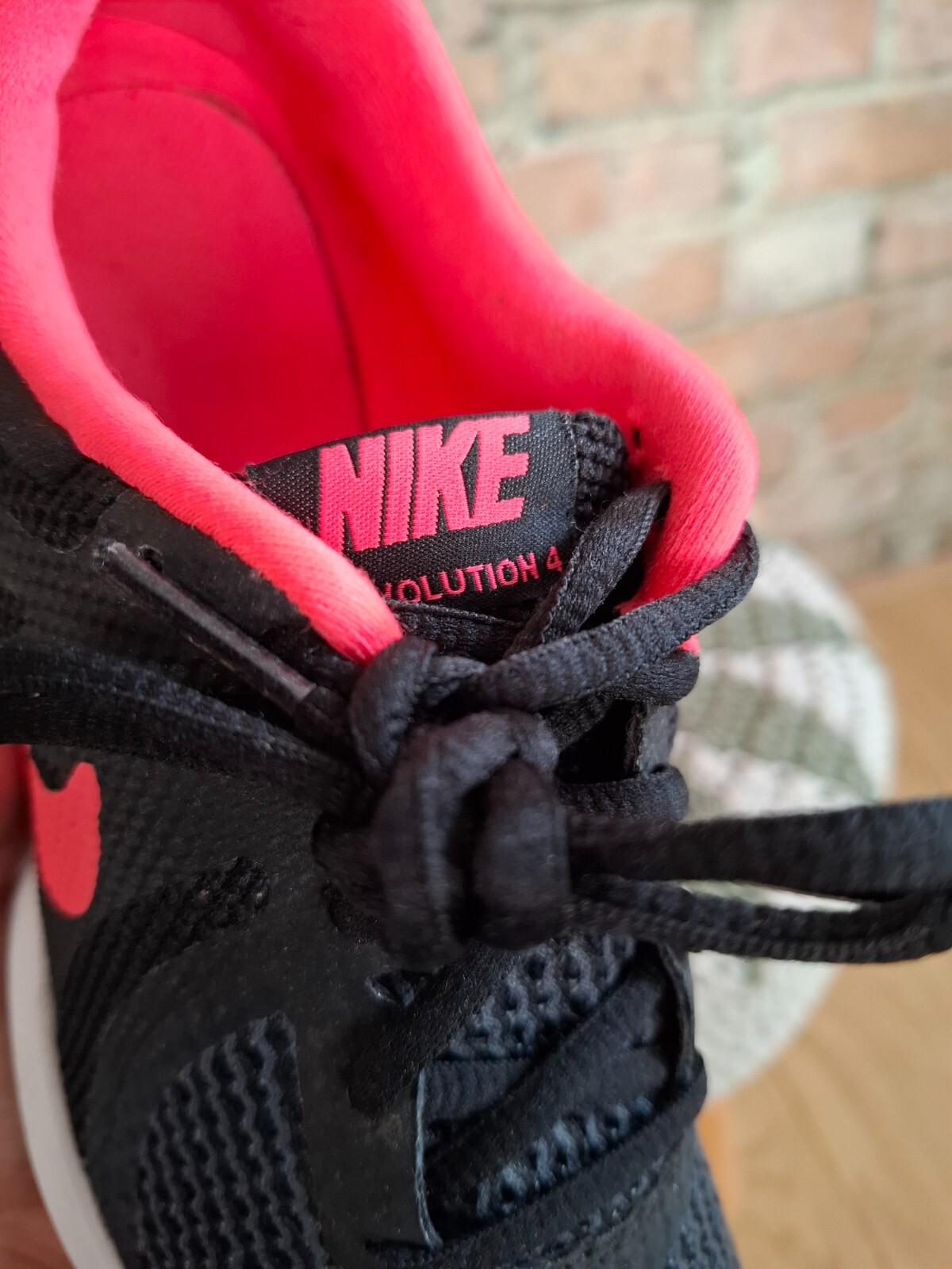 Nike revolution 4 hardloopschoenen, zwart met roze accenten . Zeer nette staat. 5 Nike revolution 4 hardloopschoenen, zwart met roze accenten . Zeer nette staat.