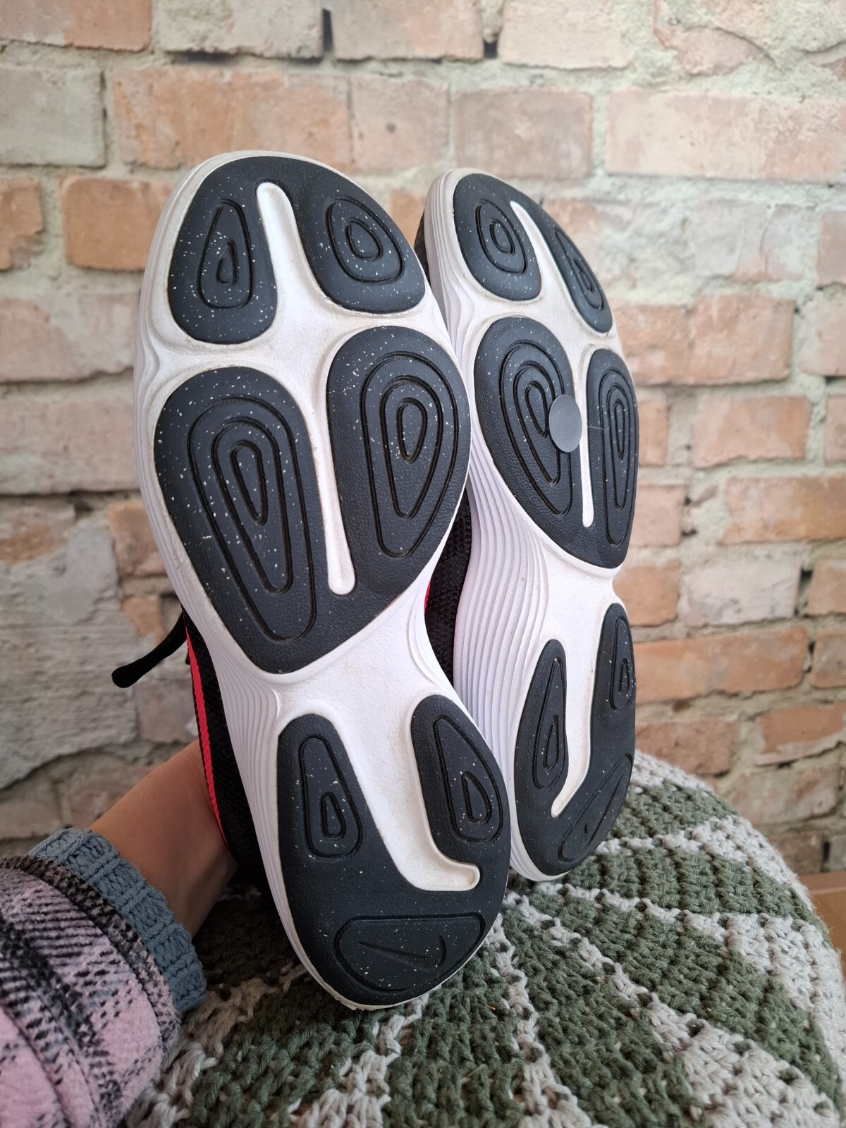 Nike revolution 4 hardloopschoenen, zwart met roze accenten . Zeer nette staat. 6 Nike revolution 4 hardloopschoenen, zwart met roze accenten . Zeer nette staat.