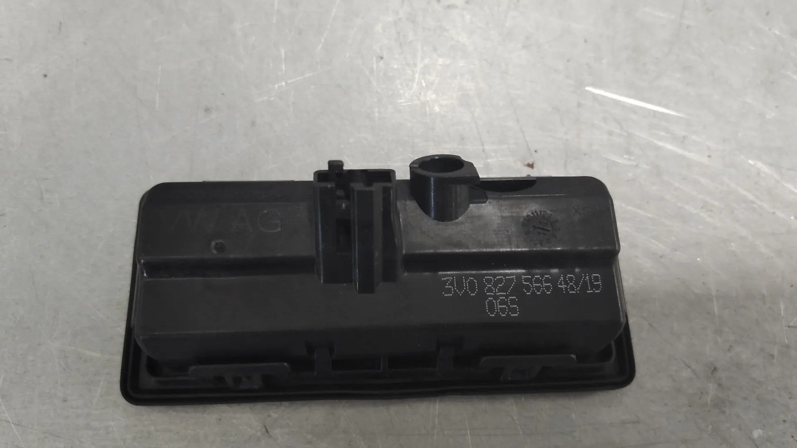 POIGNEE COFFRE / HAYON ARRIERE Skoda Octavia (5EAA) 2020 3V0827566 2 POIGNEE COFFRE / HAYON ARRIERE Skoda Octavia (5EAA) 2020 3V0827566