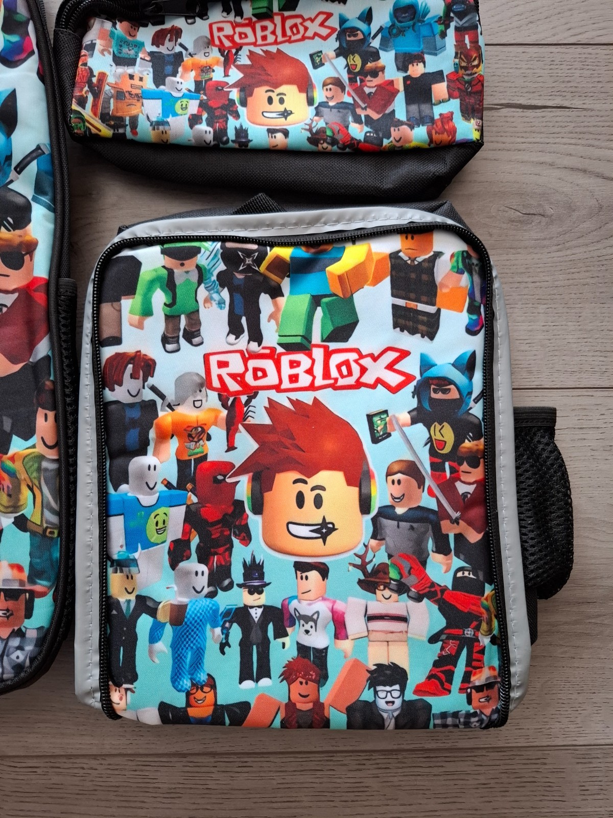 Roblox Rugzak Set 3-delig - Inclusief Lunchtas en Etui - Schooltas Kind Blauw Ni 3 Roblox Rugzak Set 3-delig - Inclusief Lunchtas en Etui - Schooltas Kind Blauw Ni