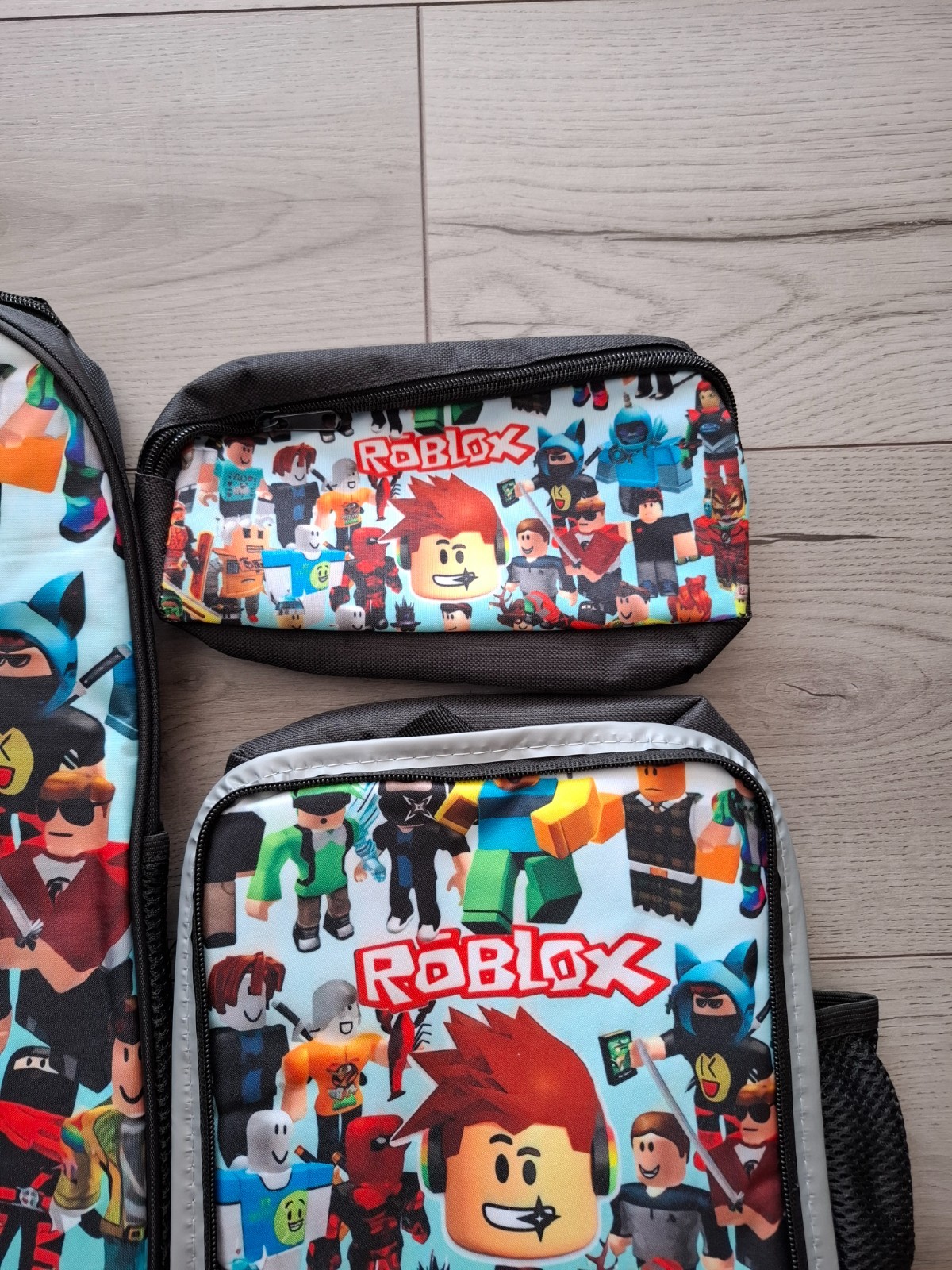 Roblox Rugzak Set 3-delig - Inclusief Lunchtas en Etui - Schooltas Kind Blauw Ni 4 Roblox Rugzak Set 3-delig - Inclusief Lunchtas en Etui - Schooltas Kind Blauw Ni