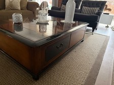 salontafel mahoniehout met zwarte inleg. 1.3m* 1m. Hoogte 37cm. 2 lades