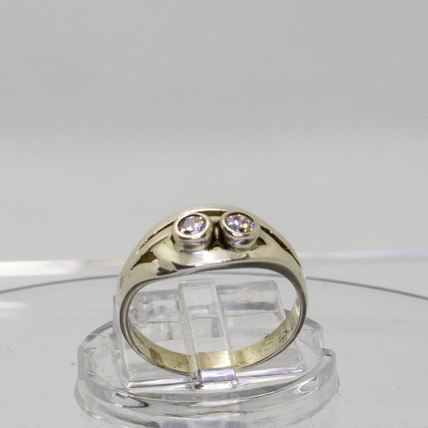 Sierlijke Zilveren Ring met Oogvorm en Zirkonen: Elegante Sieraden voor Mannen 1 Sierlijke Zilveren Ring met Oogvorm en Zirkonen: Elegante Sieraden voor Mannen