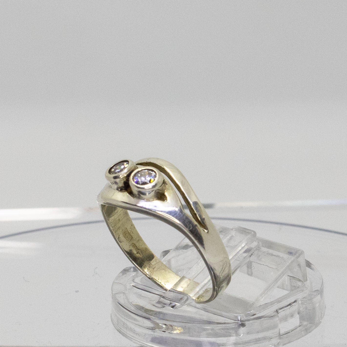 Sierlijke Zilveren Ring met Oogvorm en Zirkonen: Elegante Sieraden voor Mannen 2 Sierlijke Zilveren Ring met Oogvorm en Zirkonen: Elegante Sieraden voor Mannen
