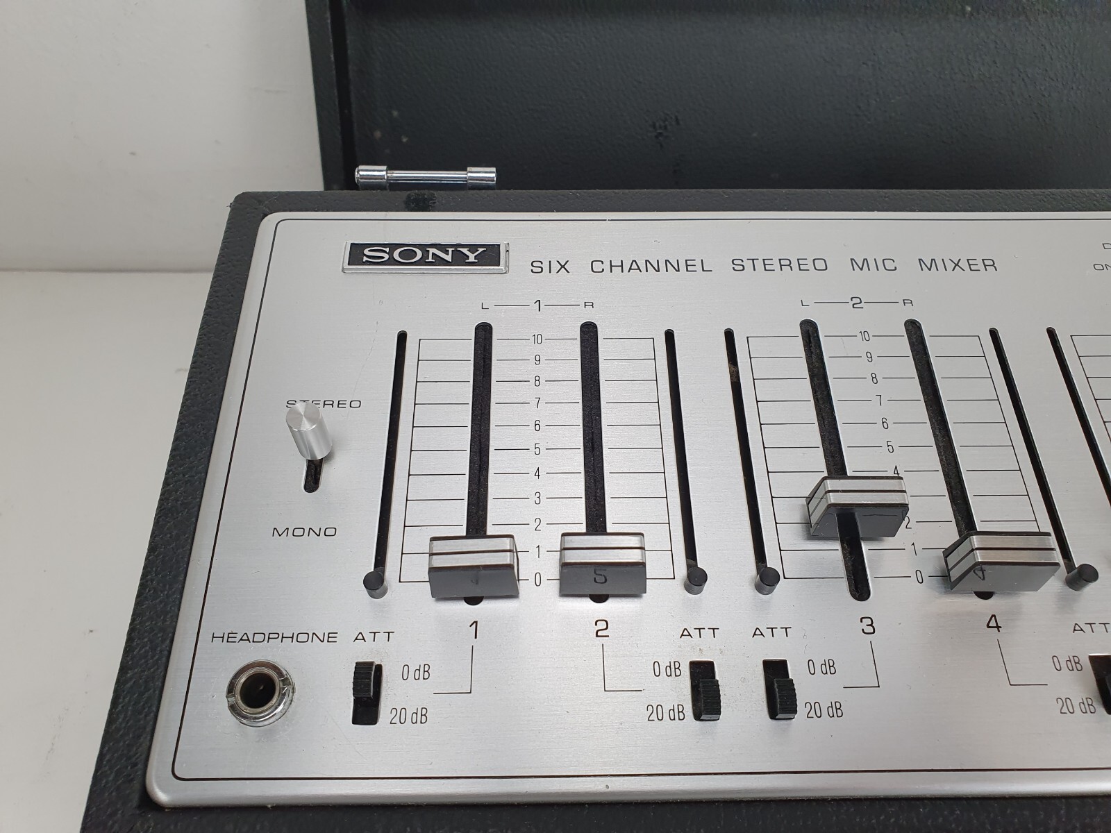 Sony MX-12M Vintage stereo mixer - In original suitcase - Great condition 3 Sony MX-12M Vintage stereo mixer - In original suitcase - Great condition