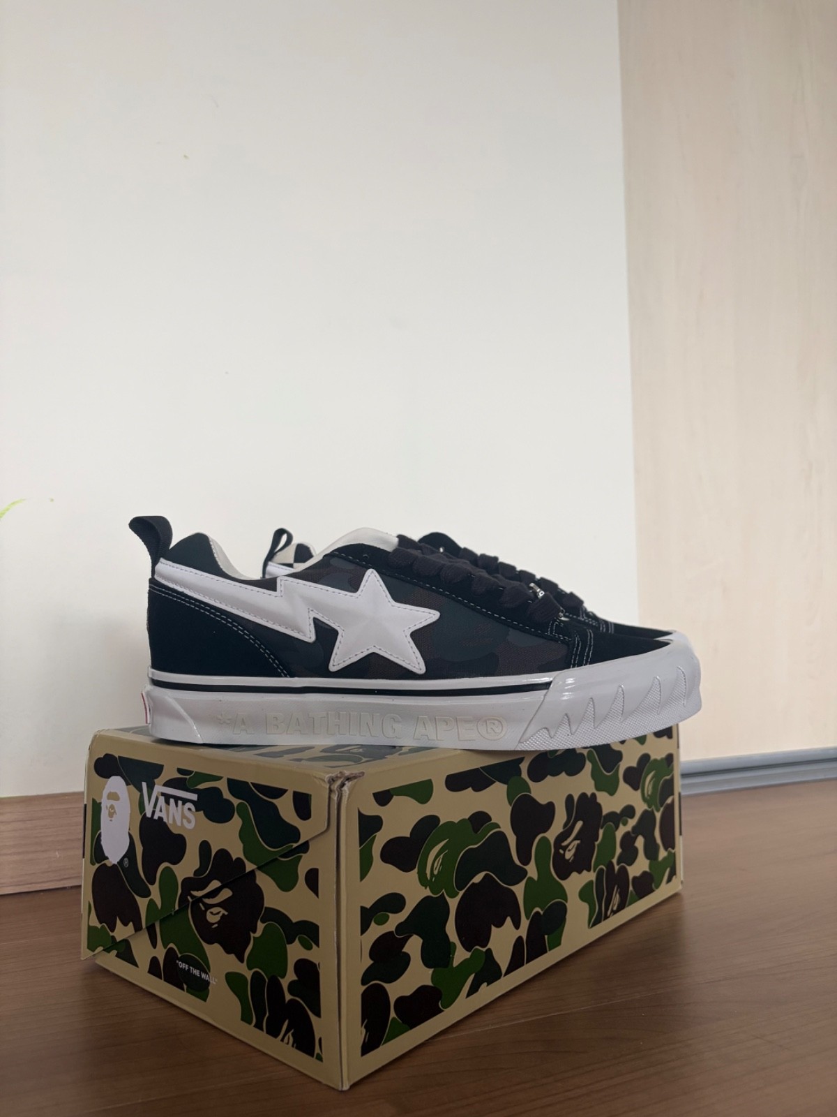 vans x bape maat 41, nieuw in de doos. Kleur zwart wit en grijs 1 vans x bape maat 41, nieuw in de doos. Kleur zwart wit en grijs