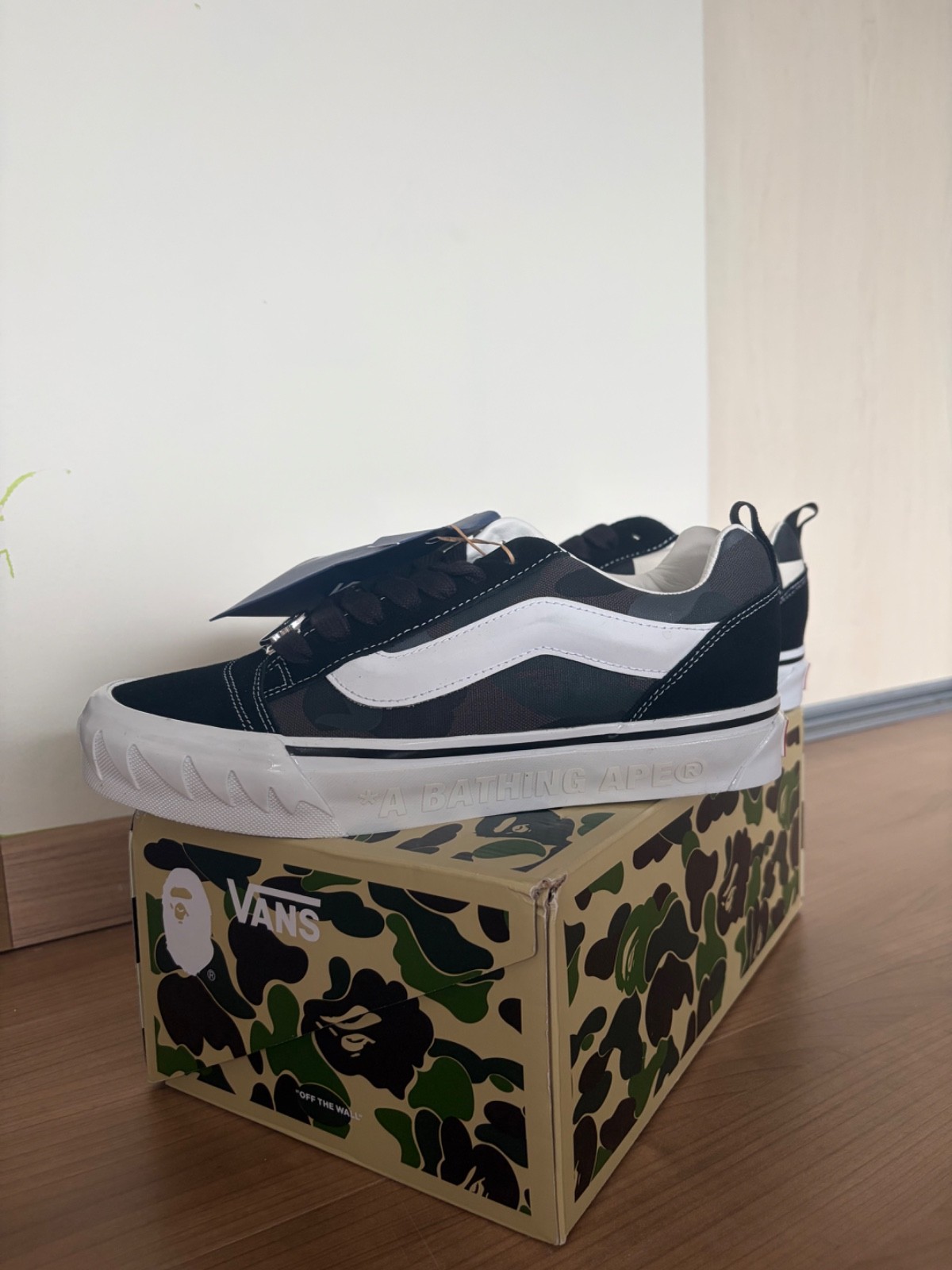 vans x bape maat 41, nieuw in de doos. Kleur zwart wit en grijs 2 vans x bape maat 41, nieuw in de doos. Kleur zwart wit en grijs