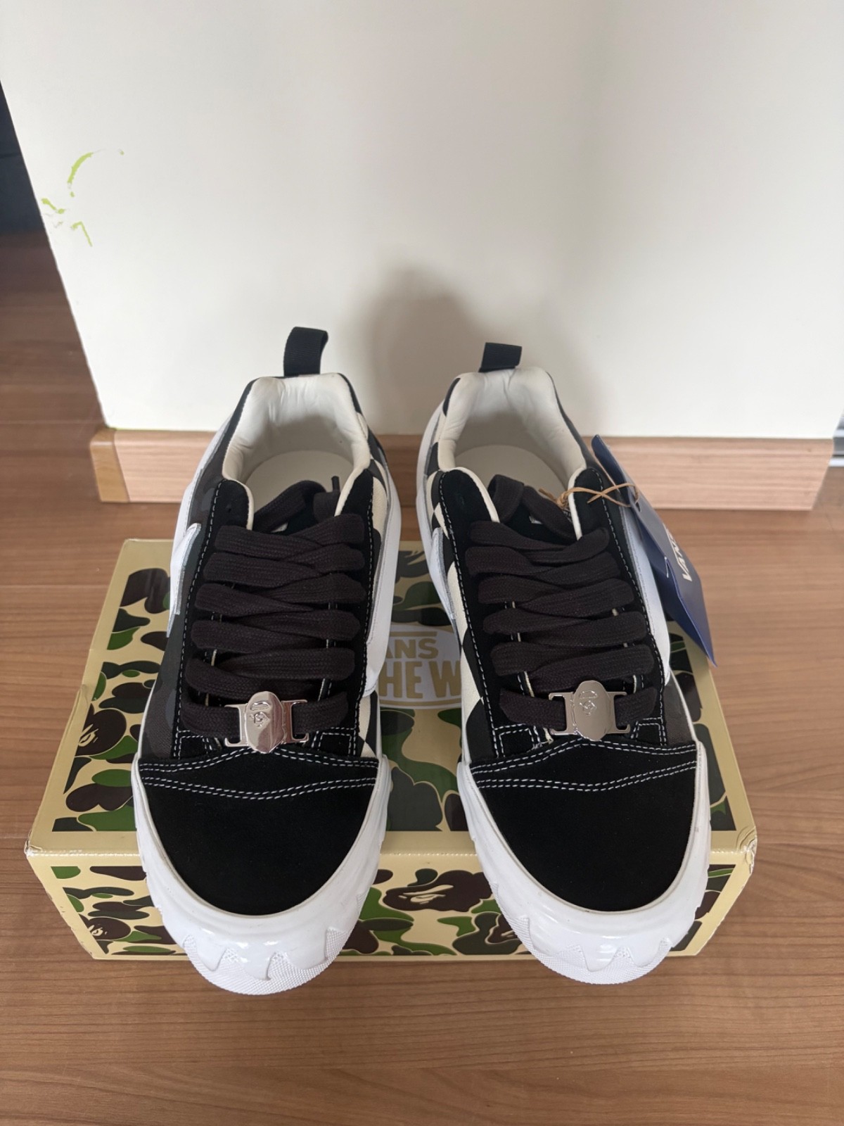 vans x bape maat 41, nieuw in de doos. Kleur zwart wit en grijs 3 vans x bape maat 41, nieuw in de doos. Kleur zwart wit en grijs