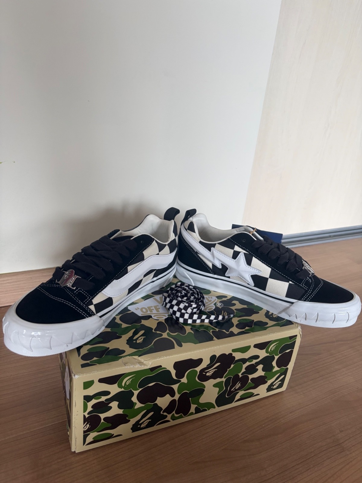 vans x bape maat 41, nieuw in de doos. Kleur zwart wit en grijs 4 vans x bape maat 41, nieuw in de doos. Kleur zwart wit en grijs