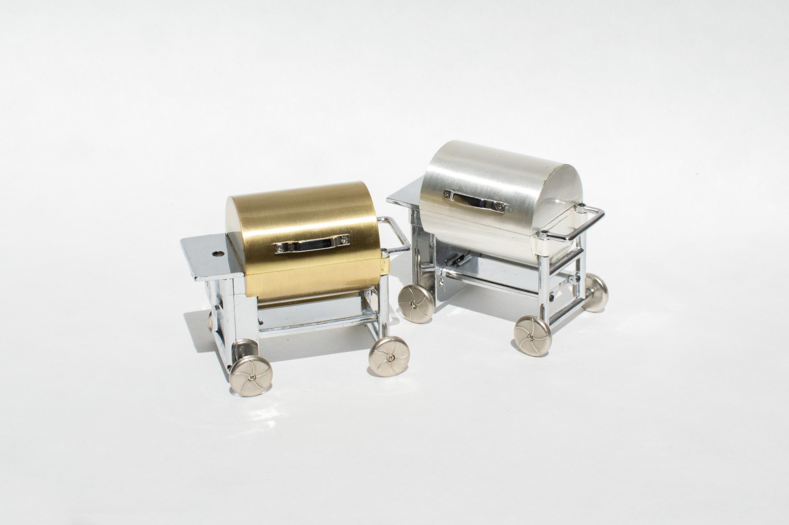 Barbecue Gas Lighter 2x made of Metal rolling miniature grill, table lighter VTG 7 Barbecue Gas Lighter 2x made of Metal rolling miniature grill, table lighter VTG