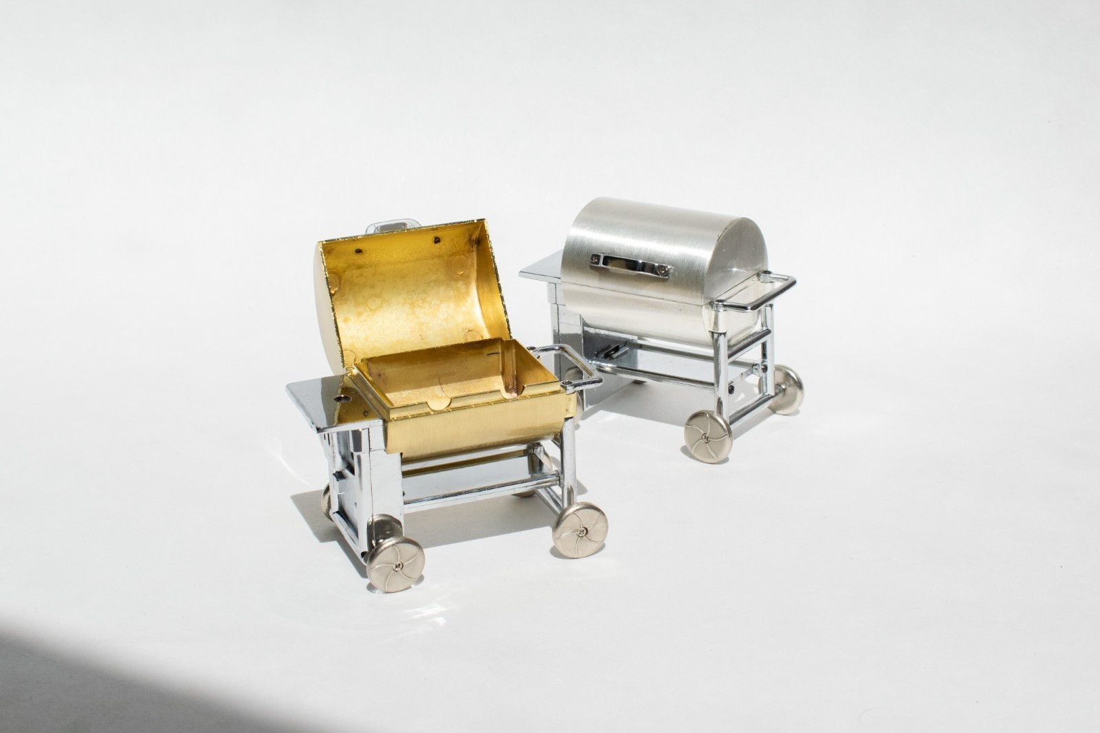 Barbecue Gas Lighter 2x made of Metal rolling miniature grill, table lighter VTG 8 Barbecue Gas Lighter 2x made of Metal rolling miniature grill, table lighter VTG
