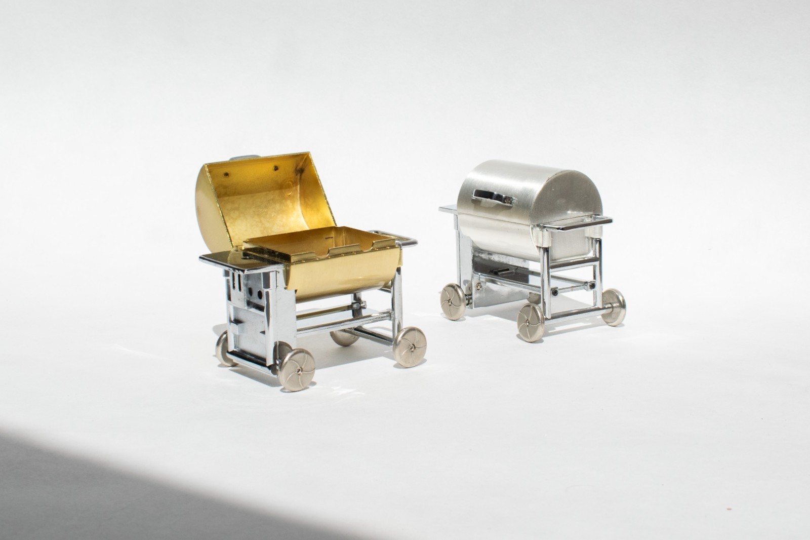 Barbecue Gas Lighter 2x made of Metal rolling miniature grill, table lighter VTG 9 Barbecue Gas Lighter 2x made of Metal rolling miniature grill, table lighter VTG