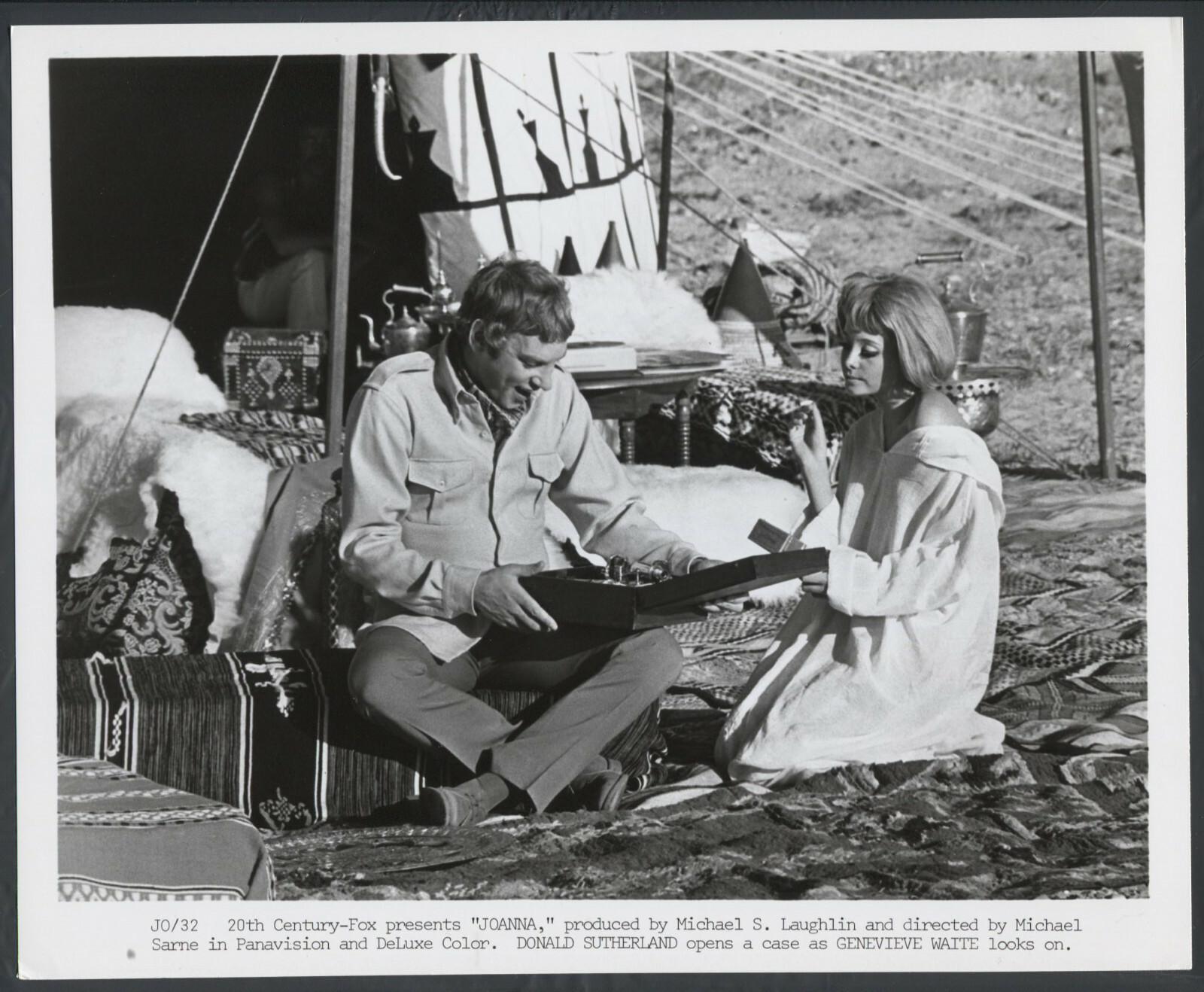 DONALD SUTHERLAND GENEVIEVE WAITE in @Col Joanna '68 TENT 1 DONALD SUTHERLAND GENEVIEVE WAITE in @Col Joanna '68 TENT