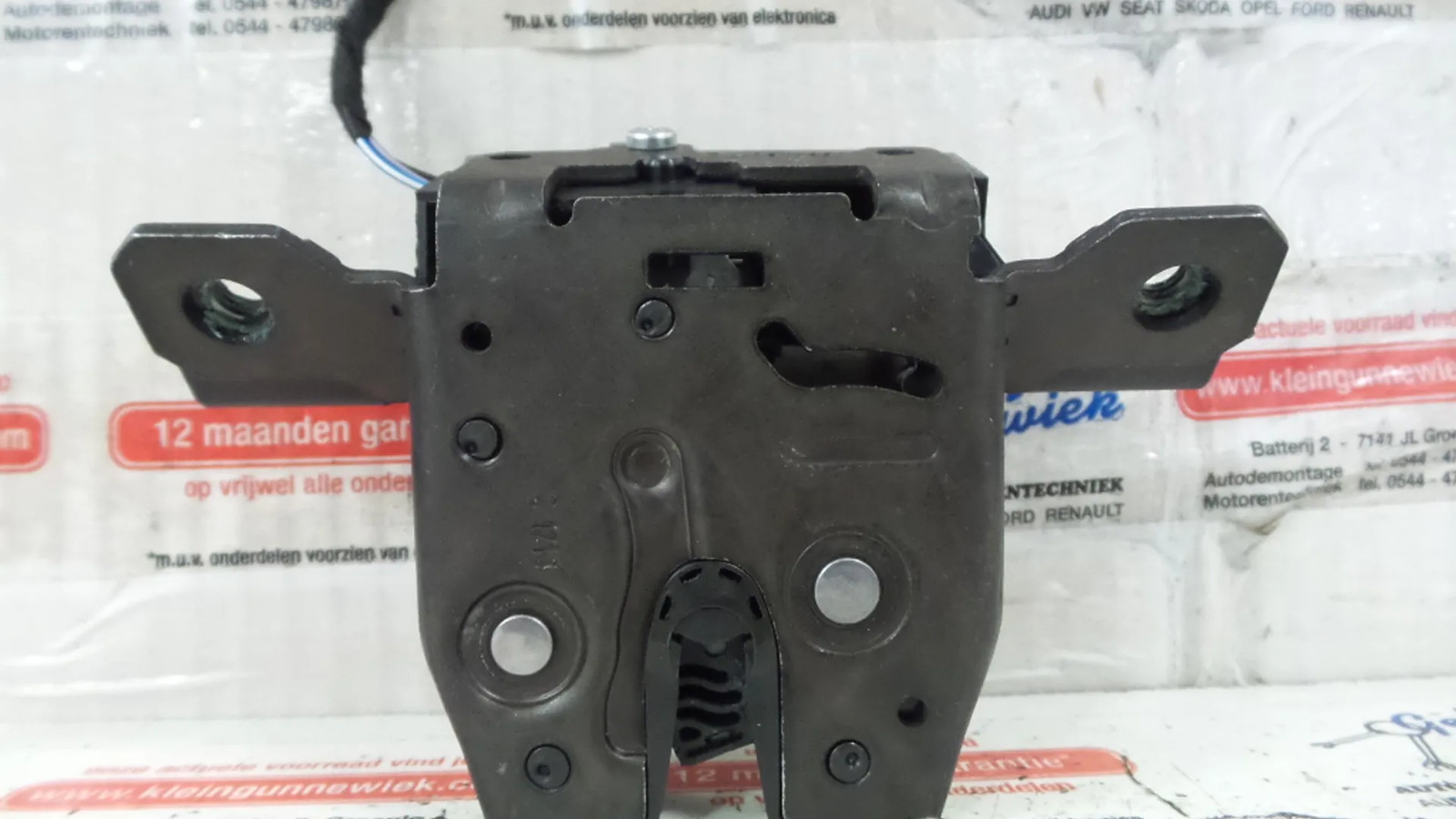 SERRURE COFFRE Opel Astra J GTC (PD2/PF2) 2013 13587646 / 13585478 / 176132 1 SERRURE COFFRE Opel Astra J GTC (PD2/PF2) 2013 13587646 / 13585478 / 176132